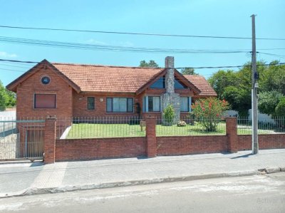 casa en venta 2 dormitorios, amplios ambientes, jardín cerrado