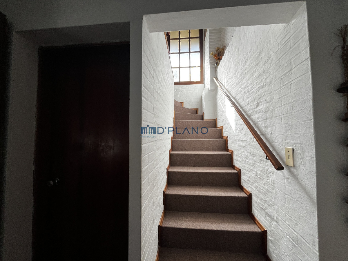 Casa ID.164 - VENTA CASA DE 5 DORMITORIOS BARRIO MONACO 