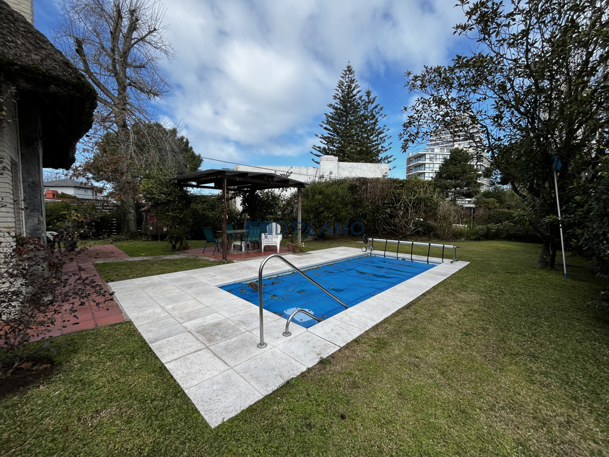 Casa ID.164 - VENTA CASA DE 5 DORMITORIOS BARRIO MONACO 