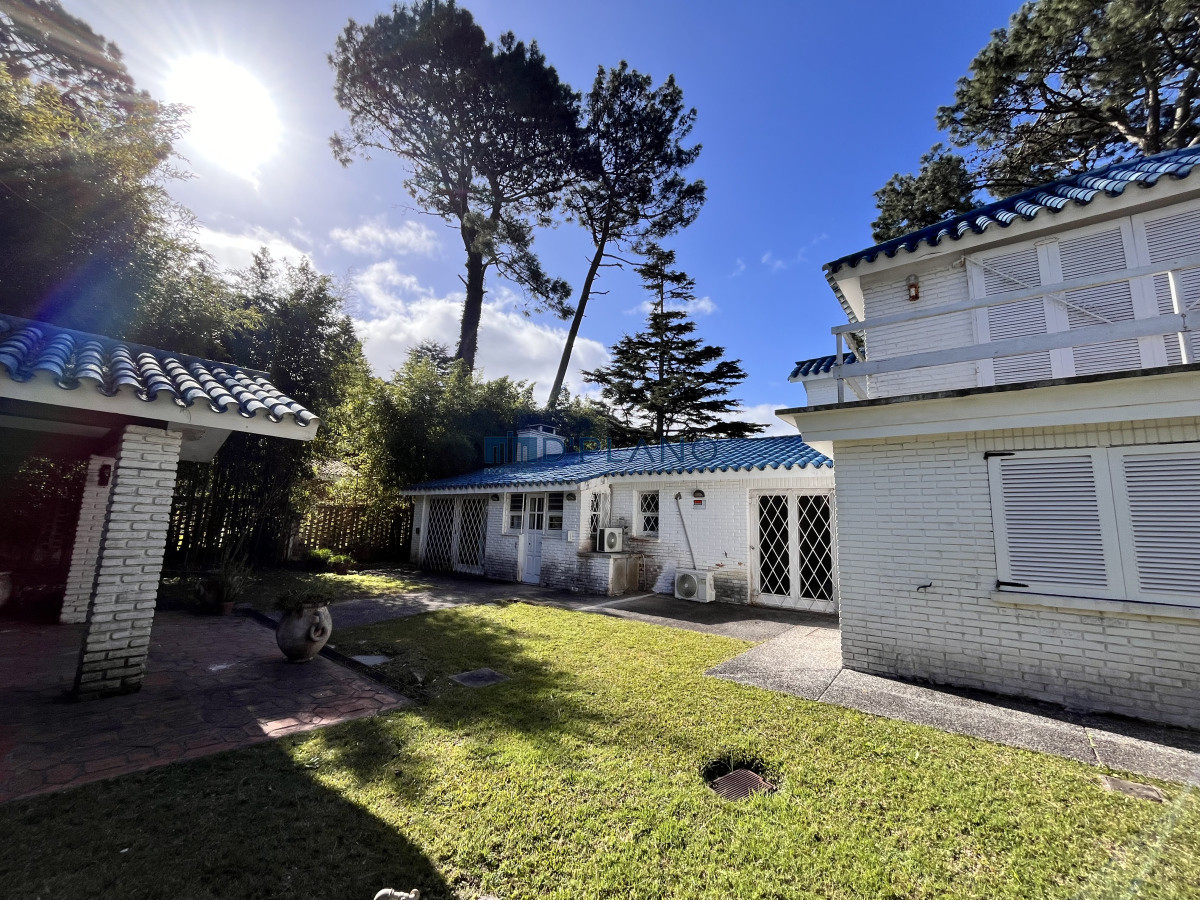 Casa ID.161 - VENTA CASA DE 5 DORMITORIOS EN PLAYA  MANSA PUNTA DEL ESTE