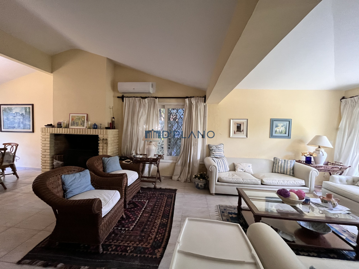 Casa ID.161 - VENTA CASA DE 5 DORMITORIOS EN PLAYA  MANSA PUNTA DEL ESTE