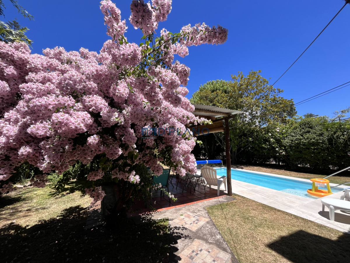 Casa ID.164 - VENTA CASA DE 5 DORMITORIOS BARRIO MONACO 