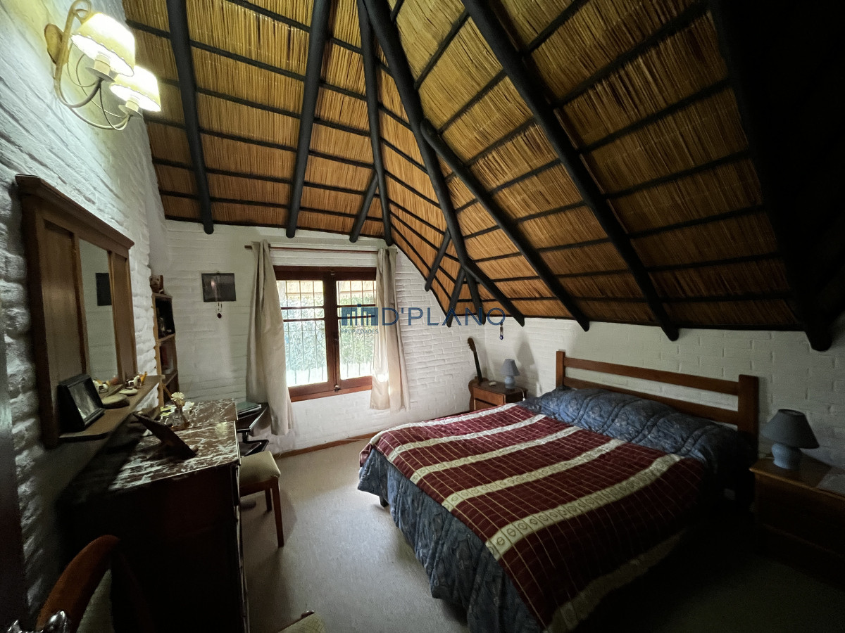 Casa ID.164 - VENTA CASA DE 5 DORMITORIOS BARRIO MONACO 