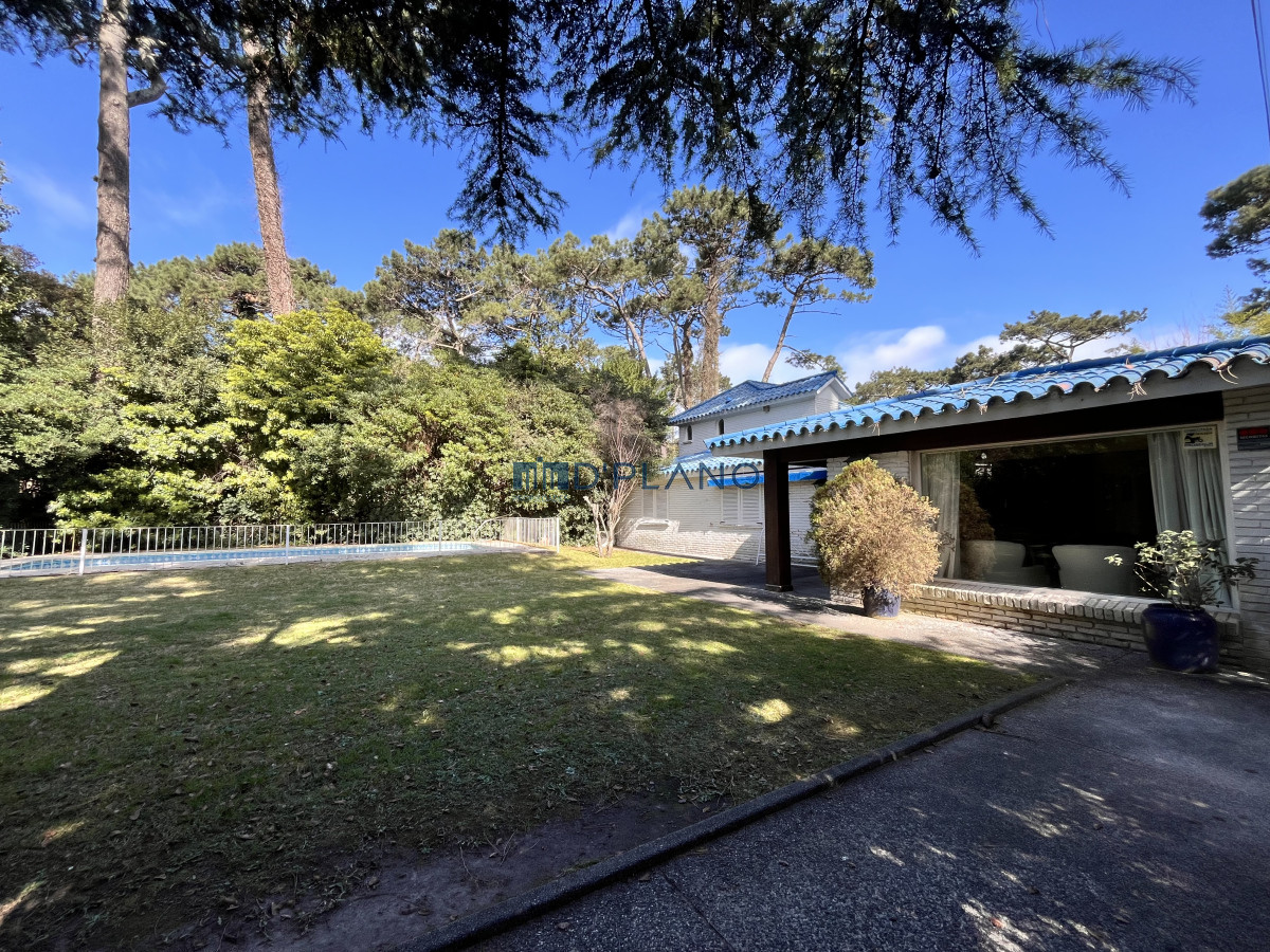 Casa ID.161 - VENTA CASA DE 5 DORMITORIOS EN PLAYA  MANSA PUNTA DEL ESTE