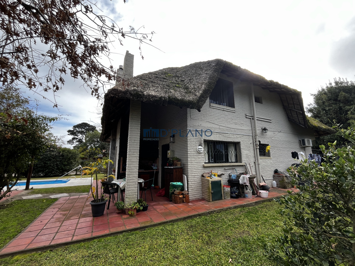 Casa ID.164 - VENTA CASA DE 5 DORMITORIOS BARRIO MONACO 