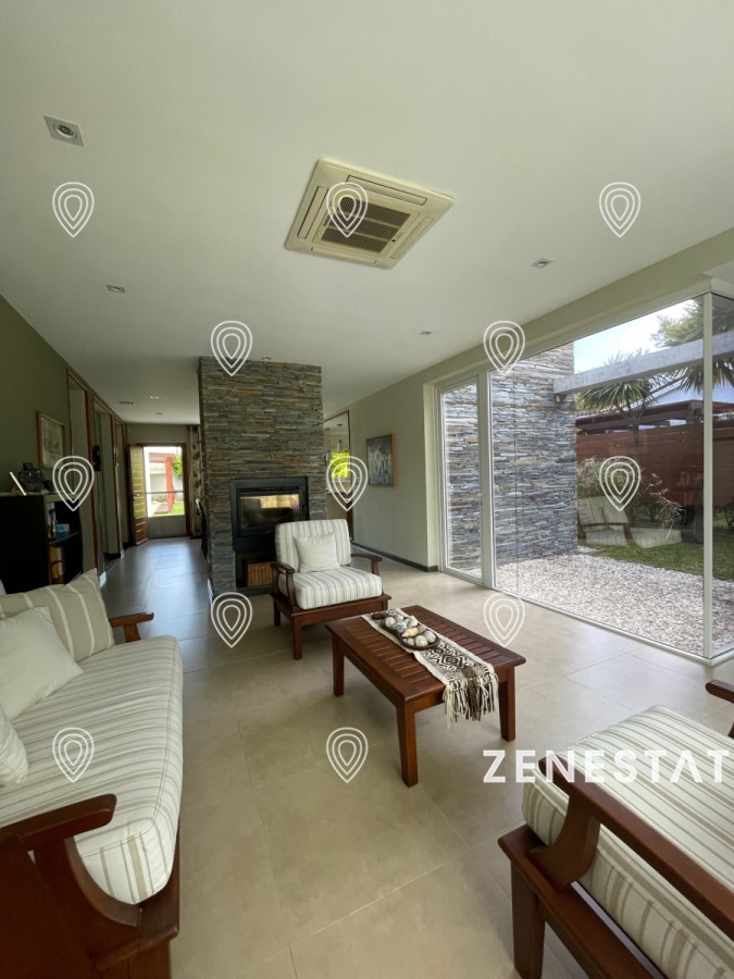 venta. casa en playa mansa. 3 dormitorios. excelente calidad constructiva. - zen5038c