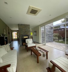 Venta. Casa en Playa Mansa. 3 Dormitorios. Excelente calidad constructiva.