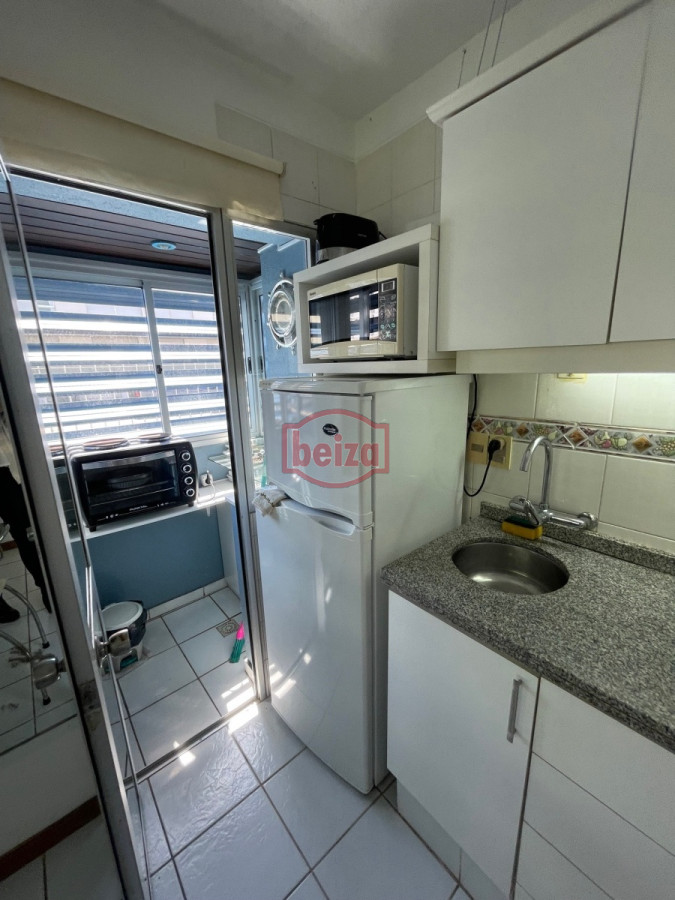 Apartamento ID.164667/PUNTA-DLE-ESTE-PENINSULA-SOBRE-GORLERO-MONO-AMBIENTE-EDIFICIO-CON-SERVICIOS - un dormitorio frente al mar