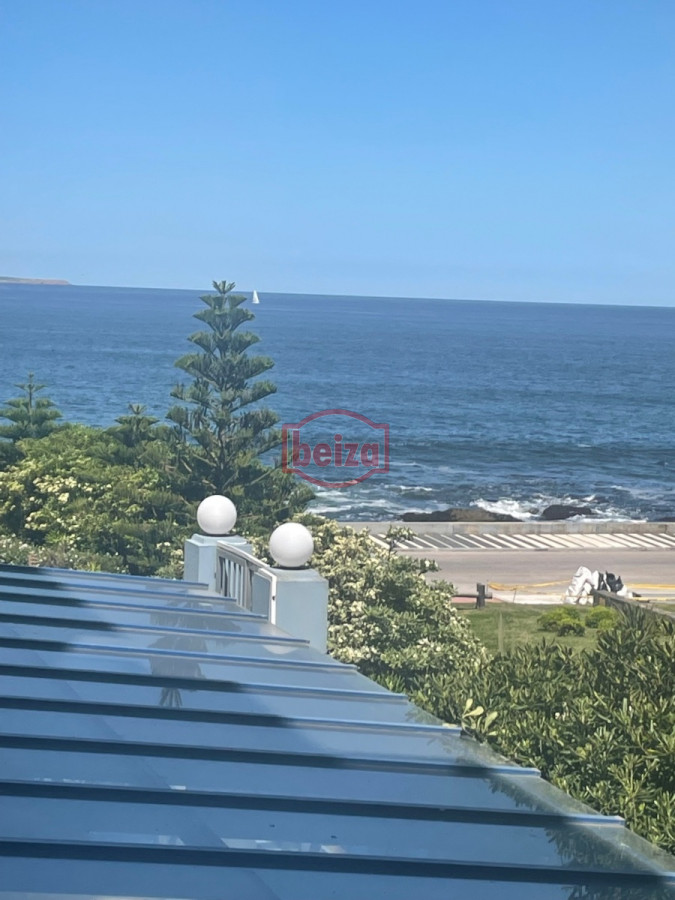 Apartamento ID.164667/PUNTA-DLE-ESTE-PENINSULA-SOBRE-GORLERO-MONO-AMBIENTE-EDIFICIO-CON-SERVICIOS - un dormitorio frente al mar