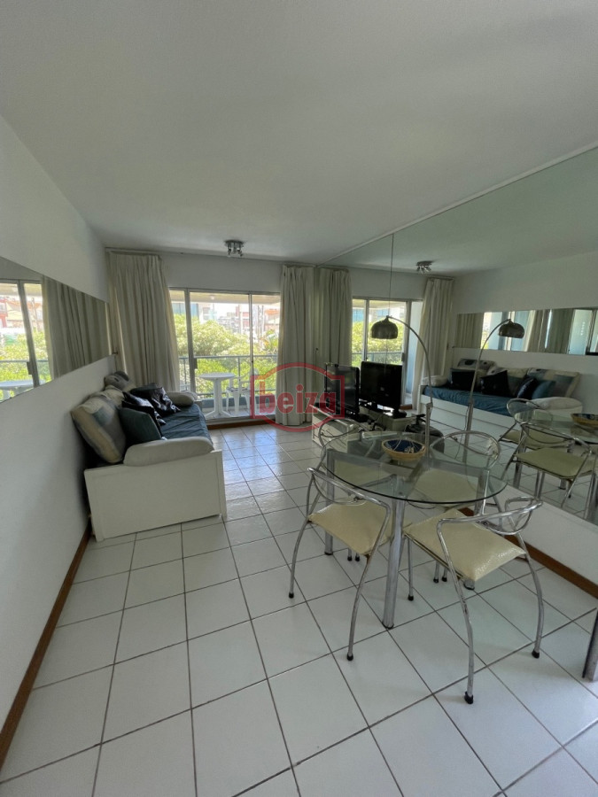 Apartamento ID.164667/PUNTA-DLE-ESTE-PENINSULA-SOBRE-GORLERO-MONO-AMBIENTE-EDIFICIO-CON-SERVICIOS - un dormitorio frente al mar