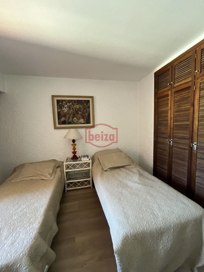 Apartamento ID.10400/Oportunidad-Cómodo-Apto-2-Dormitorios-En-Gorlero - Apartamento de 3 dormitorios en el Puerto