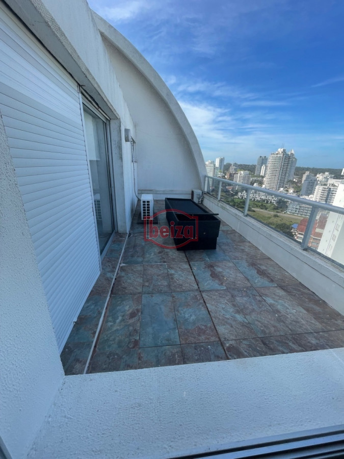 Apartamento ID.165286/Alquiler-de-apartamento-de-tres-dormitorios-y-dependencia-en-Punta-del-Este - Pent house en venta