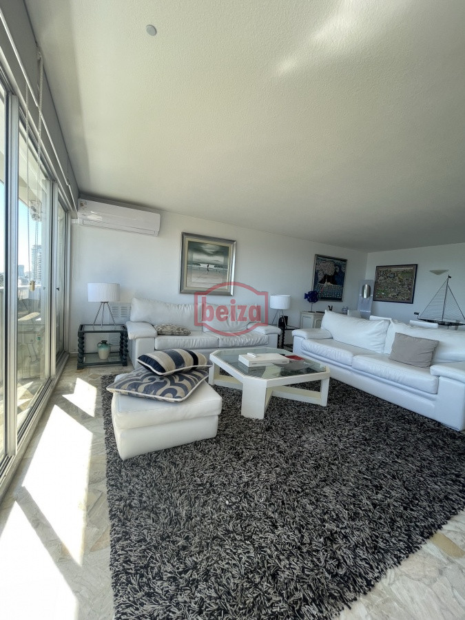 Apartamento ID.20249 - Frente al Mar en Playa Mansa – 3 Dormitorios con Vista Única
