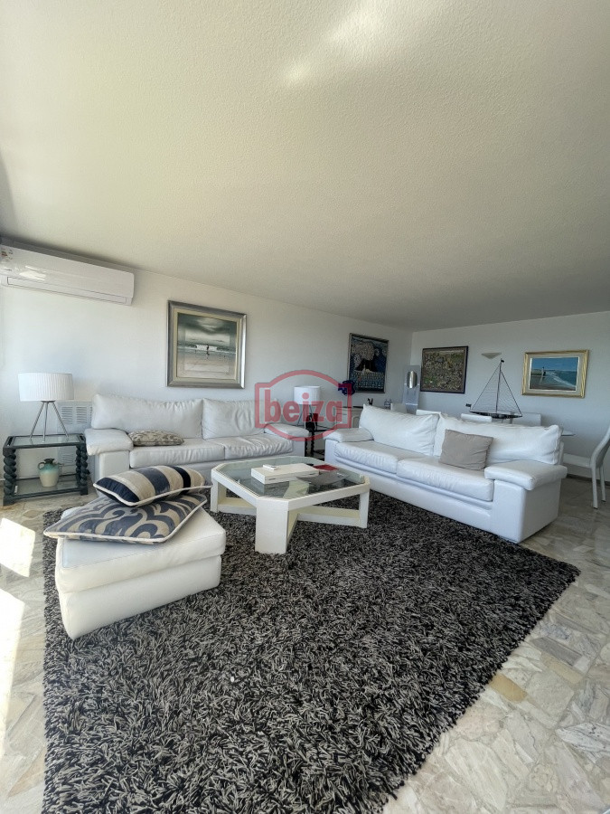 Apartamento ID.20249 - Frente al Mar en Playa Mansa – 3 Dormitorios con Vista Única