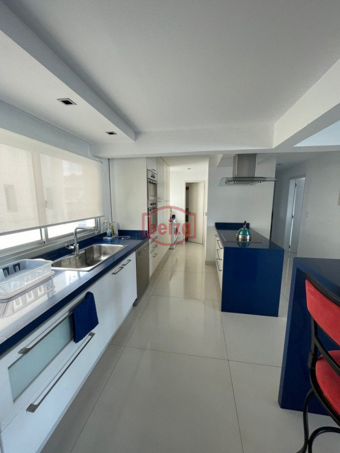 Apartamento ID.165286/Alquiler-de-apartamento-de-tres-dormitorios-y-dependencia-en-Punta-del-Este - Pent house en venta