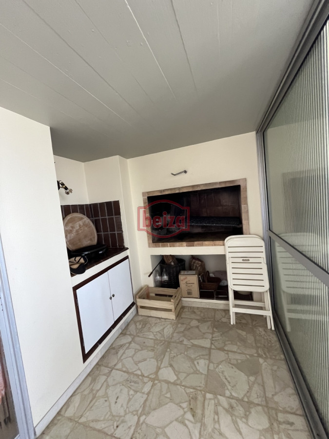 Apartamento ID.166073/En-alquiler-apartamento-de-3-dormitorios-con-amenities-y-vista-a-la-isla-y-los-dedos-garage-en-subsuelo-lavadero-mucama-piscina - Mansa frente al mar de 3 dormitorios y dependencia y parrillero