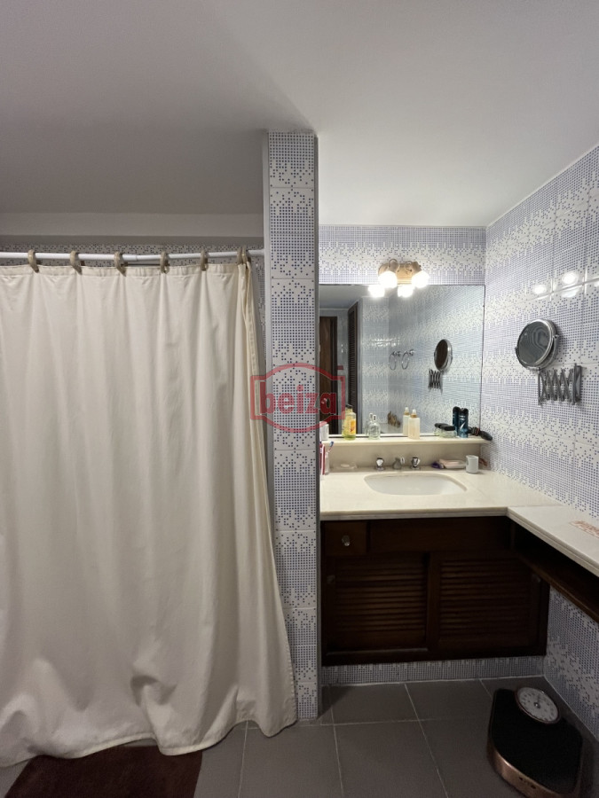 Apartamento ID.166073/En-alquiler-apartamento-de-3-dormitorios-con-amenities-y-vista-a-la-isla-y-los-dedos-garage-en-subsuelo-lavadero-mucama-piscina - Mansa frente al mar de 3 dormitorios y dependencia y parrillero