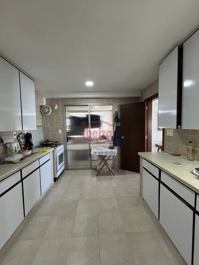 Apartamento ID.166073/En-alquiler-apartamento-de-3-dormitorios-con-amenities-y-vista-a-la-isla-y-los-dedos-garage-en-subsuelo-lavadero-mucama-piscina - Mansa frente al mar de 3 dormitorios y dependencia y parrillero