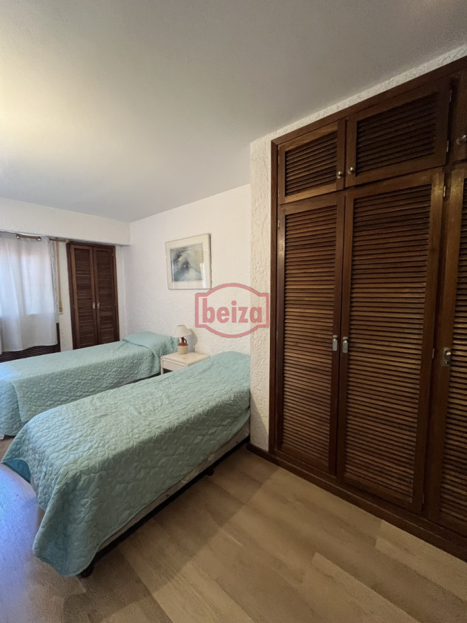Apartamento ID.10400/Oportunidad-Cómodo-Apto-2-Dormitorios-En-Gorlero - Apartamento de 3 dormitorios en el Puerto