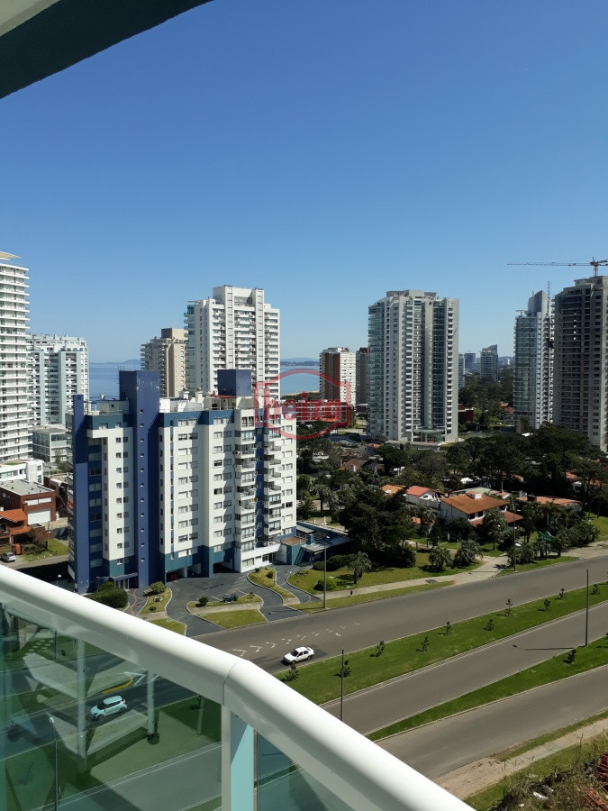 Apartamento ID.163760 - Playa Mansa - 2 Dormitorios en suite. Gran variedad de amenities