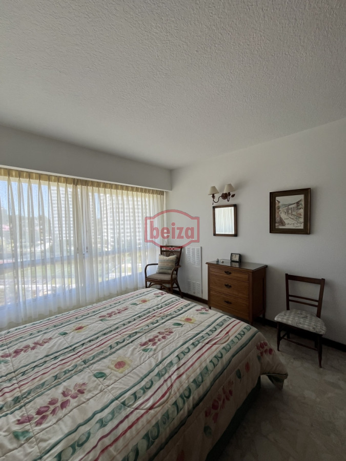 Apartamento ID.166073/En-alquiler-apartamento-de-3-dormitorios-con-amenities-y-vista-a-la-isla-y-los-dedos-garage-en-subsuelo-lavadero-mucama-piscina - Mansa frente al mar de 3 dormitorios y dependencia y parrillero