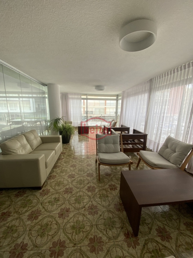 Apartamento ID.165347/-Apartamento-en-venta-frente-al-mar-Punta-del-Este - puerto alquiler 3 dormitorios y dependencia de servicio