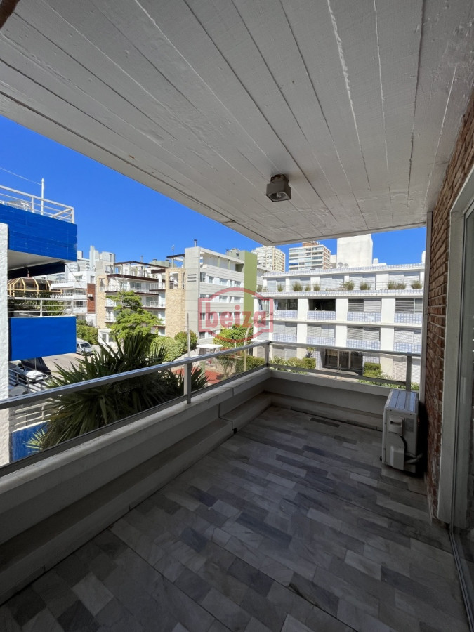 Apartamento ID.10563/Alquiler-anual-con-excelentes-amenities-y-garage-para-2-personas - Cerca del Puerto - Amplia terraza