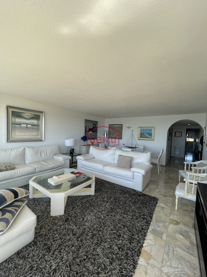 Apartamento ID.20249 - Frente al Mar en Playa Mansa – 3 Dormitorios con Vista Única