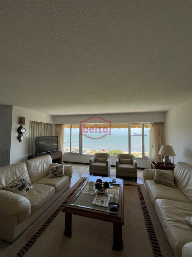 Apartamento ID.166073/En-alquiler-apartamento-de-3-dormitorios-con-amenities-y-vista-a-la-isla-y-los-dedos-garage-en-subsuelo-lavadero-mucama-piscina - Mansa frente al mar de 3 dormitorios y dependencia y parrillero