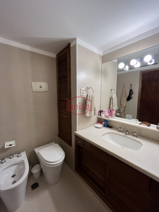Apartamento ID.166073/En-alquiler-apartamento-de-3-dormitorios-con-amenities-y-vista-a-la-isla-y-los-dedos-garage-en-subsuelo-lavadero-mucama-piscina - Mansa frente al mar de 3 dormitorios y dependencia y parrillero