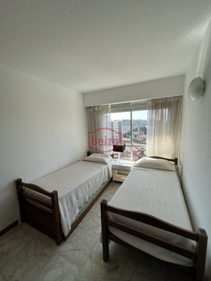 Apartamento ID.20227/Apartamentos-en-Alquiler--Beiza-Propiedades - Playa Mansa - Frente al mar - Muy completo en servicios