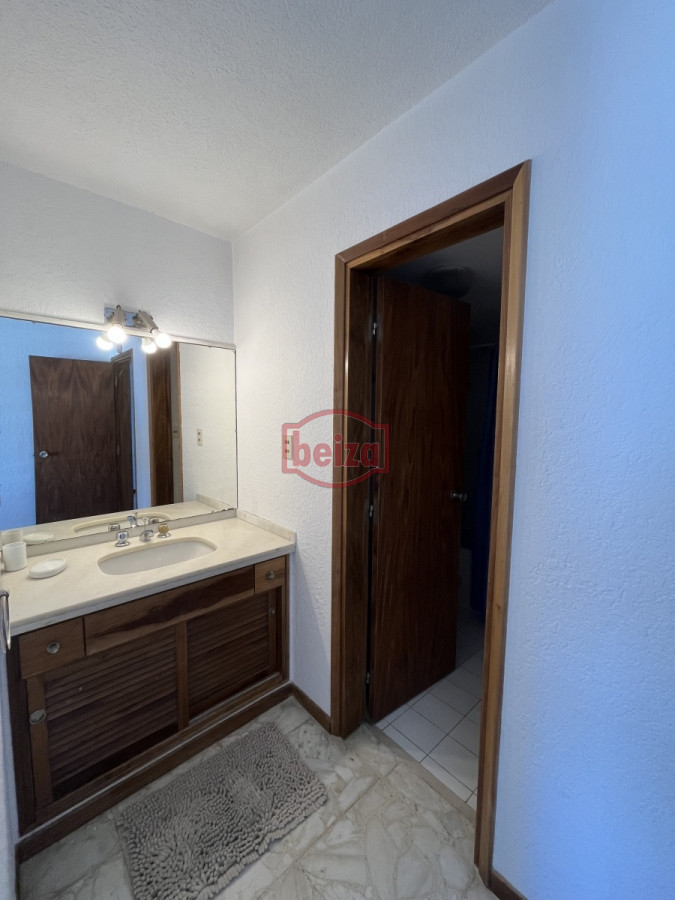 Apartamento ID.20227/Apartamentos-en-Alquiler--Beiza-Propiedades - Playa Mansa - Frente al mar - Muy completo en servicios