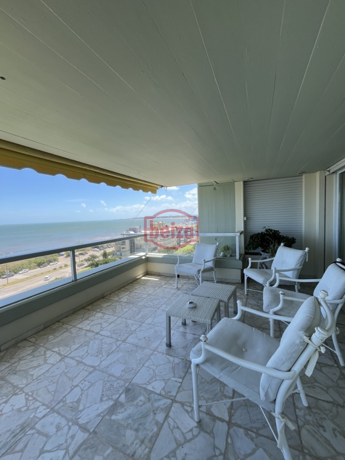 Apartamento ID.166073/En-alquiler-apartamento-de-3-dormitorios-con-amenities-y-vista-a-la-isla-y-los-dedos-garage-en-subsuelo-lavadero-mucama-piscina - Mansa frente al mar de 3 dormitorios y dependencia y parrillero