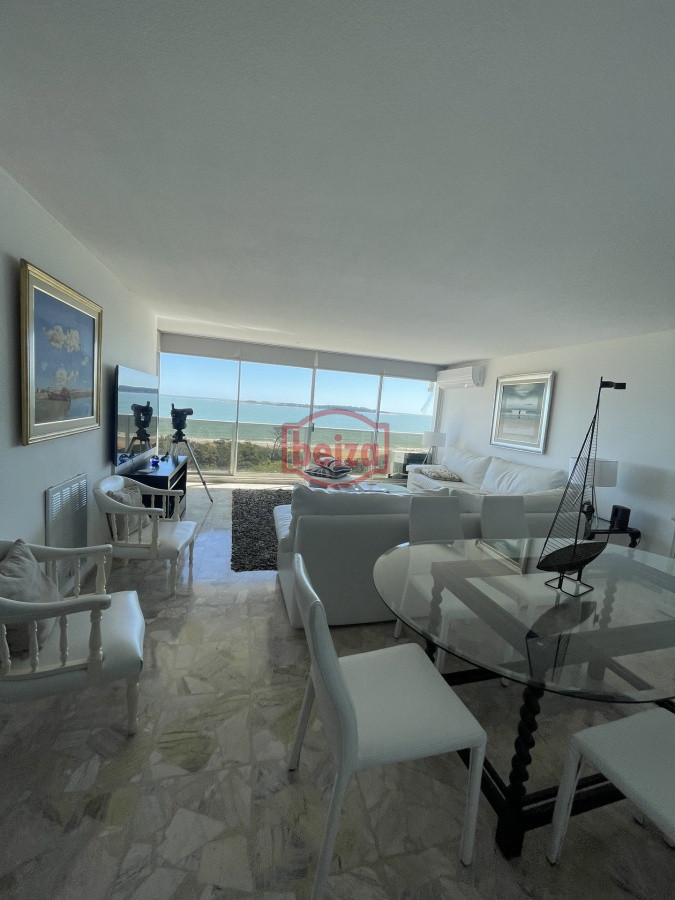 Apartamento ID.20249 - Frente al Mar en Playa Mansa – 3 Dormitorios con Vista Única