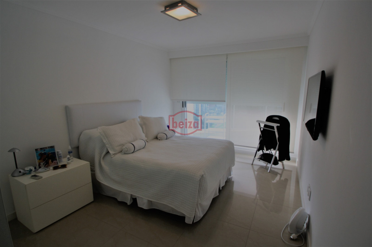 Apartamento ID.163760 - Playa Mansa - 2 Dormitorios en suite. Gran variedad de amenities