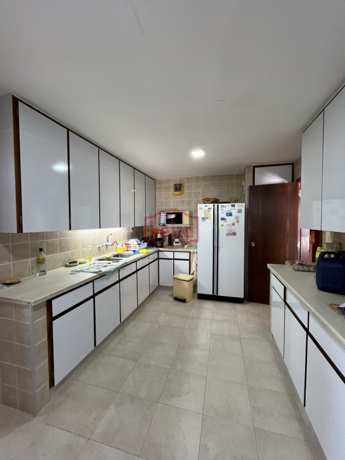 Apartamento ID.166073/En-alquiler-apartamento-de-3-dormitorios-con-amenities-y-vista-a-la-isla-y-los-dedos-garage-en-subsuelo-lavadero-mucama-piscina - Mansa frente al mar de 3 dormitorios y dependencia y parrillero