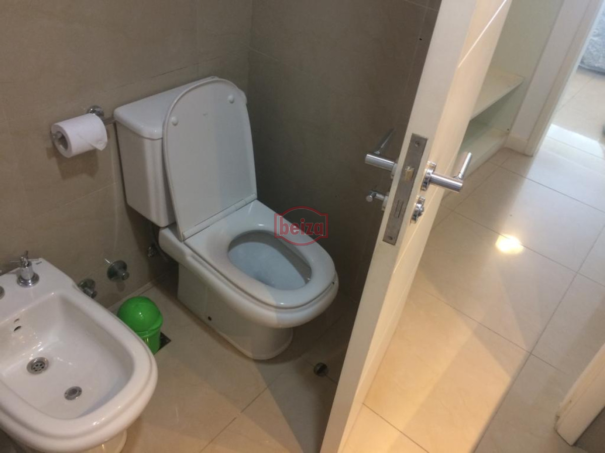 Apartamento ID.162909/VENTA-A-pasos-del-puerto--2-dormitorios-2-baños-con-garage - 2 Dormitorios y medio. Variedad de amenities.