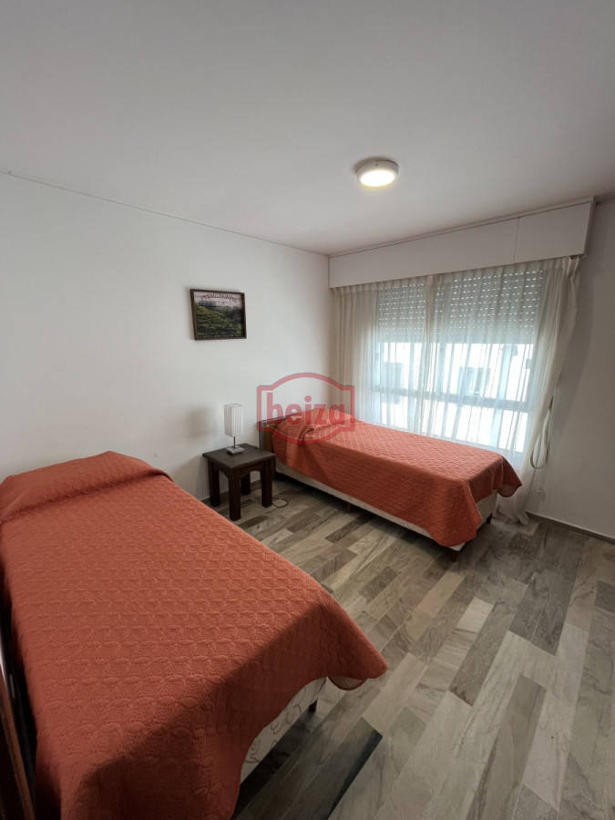 Apartamento ID.10563/Alquiler-anual-con-excelentes-amenities-y-garage-para-2-personas - Cerca del Puerto - Amplia terraza