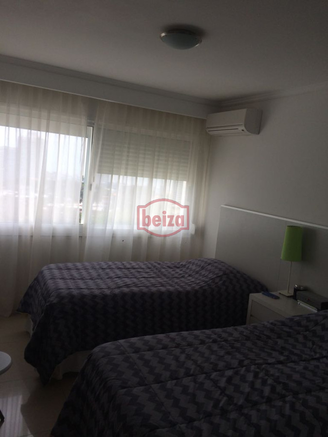 Apartamento ID.162909/VENTA-A-pasos-del-puerto--2-dormitorios-2-baños-con-garage - 2 Dormitorios y medio. Variedad de amenities.