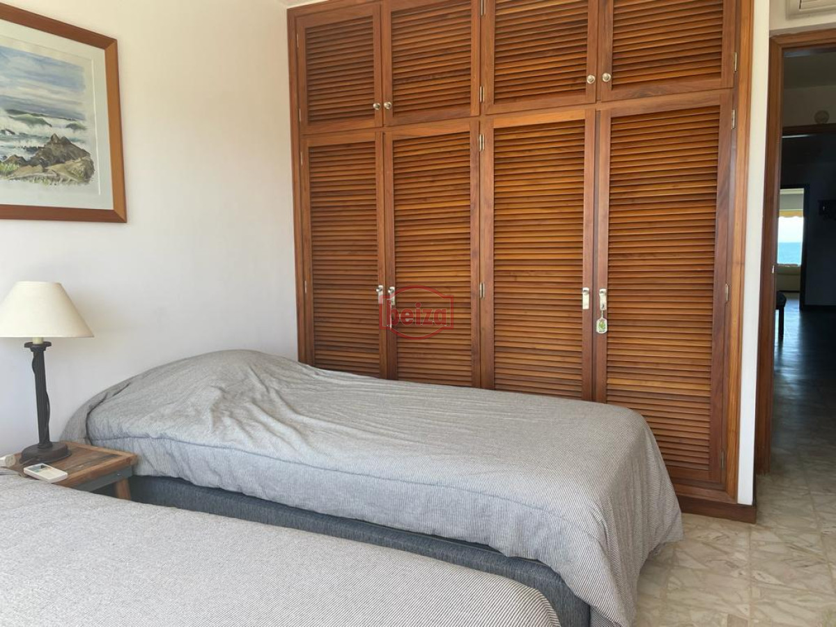Apartamento ID.166073/En-alquiler-apartamento-de-3-dormitorios-con-amenities-y-vista-a-la-isla-y-los-dedos-garage-en-subsuelo-lavadero-mucama-piscina - Mansa frente al mar de 3 dormitorios y dependencia y parrillero