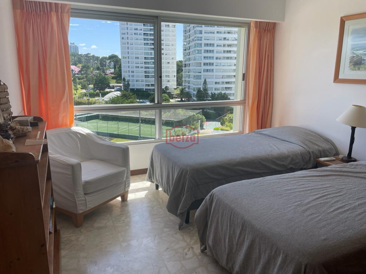 Apartamento ID.166073/En-alquiler-apartamento-de-3-dormitorios-con-amenities-y-vista-a-la-isla-y-los-dedos-garage-en-subsuelo-lavadero-mucama-piscina - Mansa frente al mar de 3 dormitorios y dependencia y parrillero