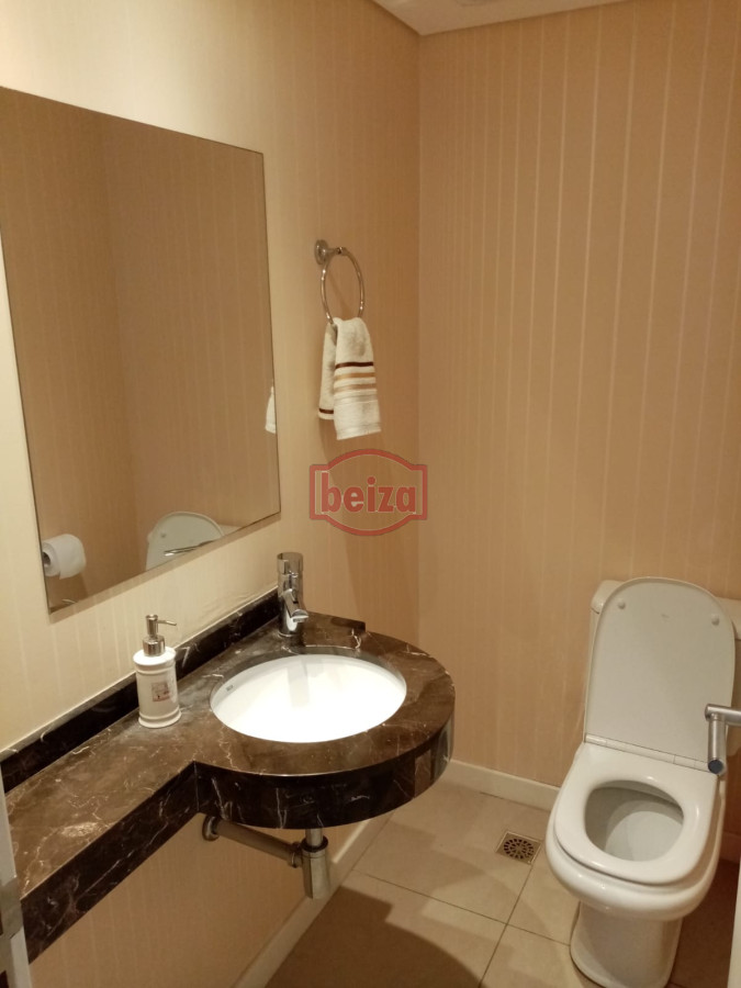 Apartamento ID.162909/VENTA-A-pasos-del-puerto--2-dormitorios-2-baños-con-garage - 2 Dormitorios y medio. Variedad de amenities.