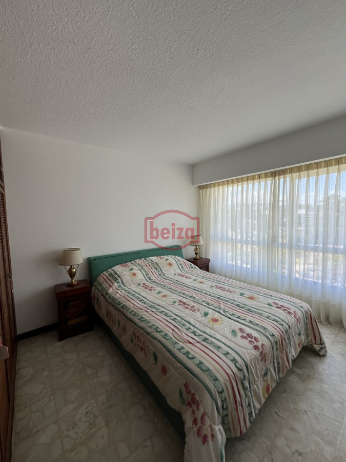 Apartamento ID.166073/En-alquiler-apartamento-de-3-dormitorios-con-amenities-y-vista-a-la-isla-y-los-dedos-garage-en-subsuelo-lavadero-mucama-piscina - Mansa frente al mar de 3 dormitorios y dependencia y parrillero