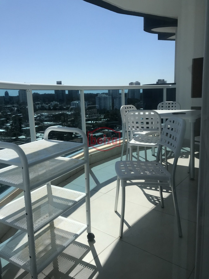Apartamento ID.163760 - Playa Mansa - 2 Dormitorios en suite. Gran variedad de amenities