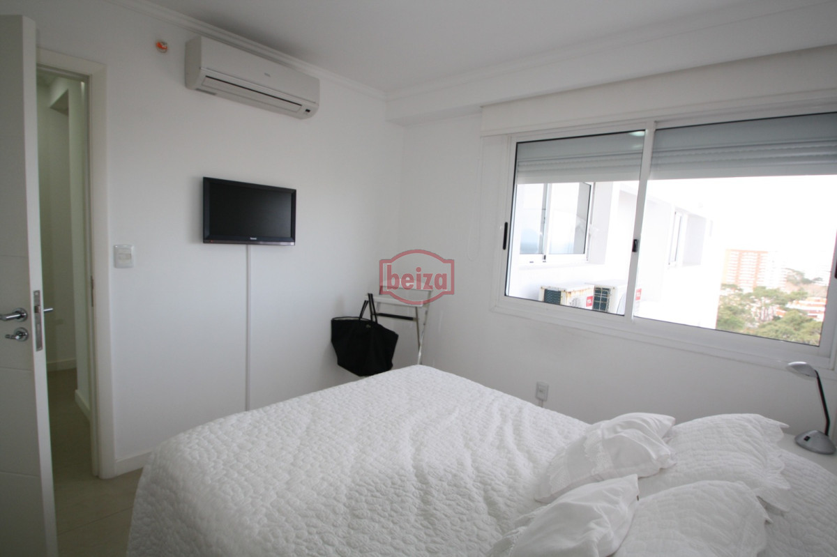 Apartamento ID.163760 - Playa Mansa - 2 Dormitorios en suite. Gran variedad de amenities