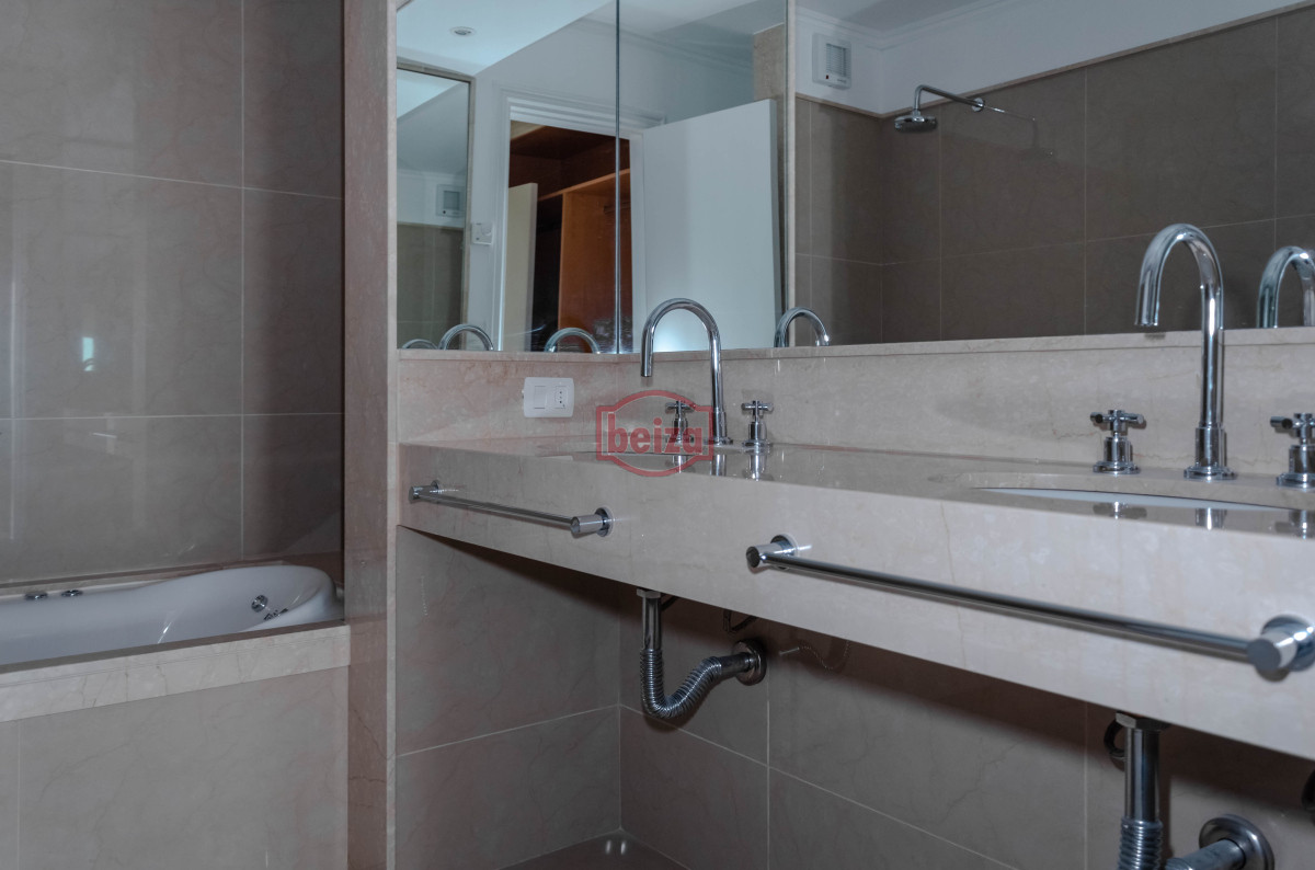 Apartamento ID.166729/Gran-Oportunidad-de-venta,-en-la-zona-del-Puerto-de-Punta-del-Este. - Venta de Penthouse 3 DORMITORIOS con vista al mar