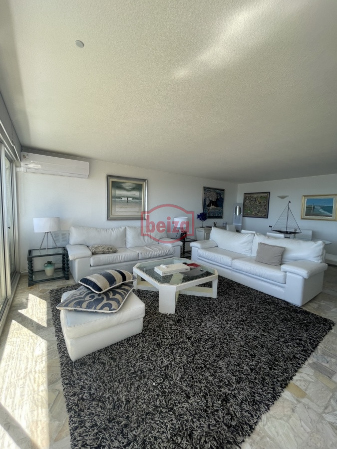 Apartamento ID.20249 - Frente al Mar en Playa Mansa – 3 Dormitorios con Vista Única