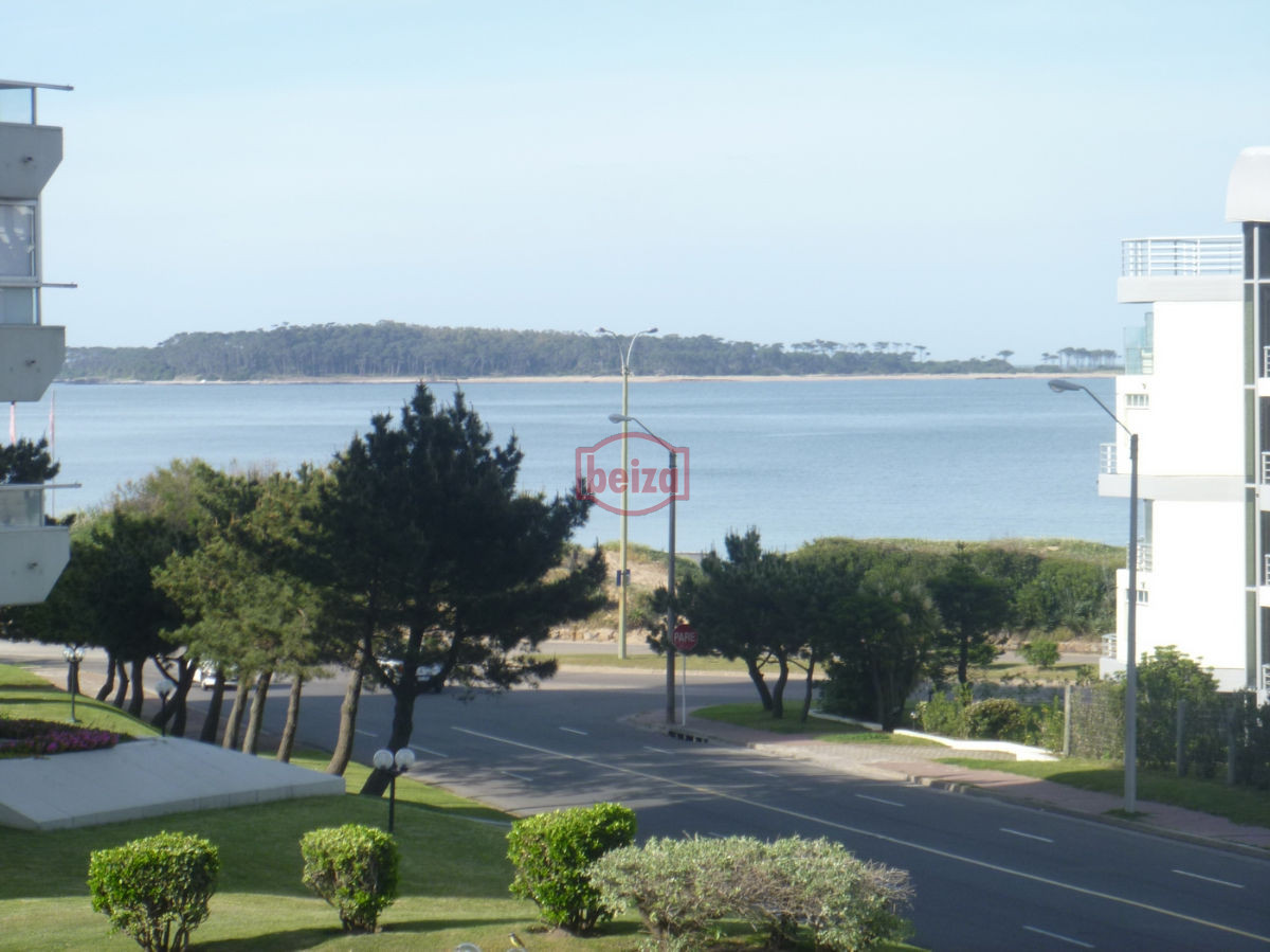 Apartamento ID.162622/EXCELENTE-ENTORNO-Punta-del-Este-cerca-del-shopping- - A pasos de la playa con vista a la bahía - Complejo completo en servicios