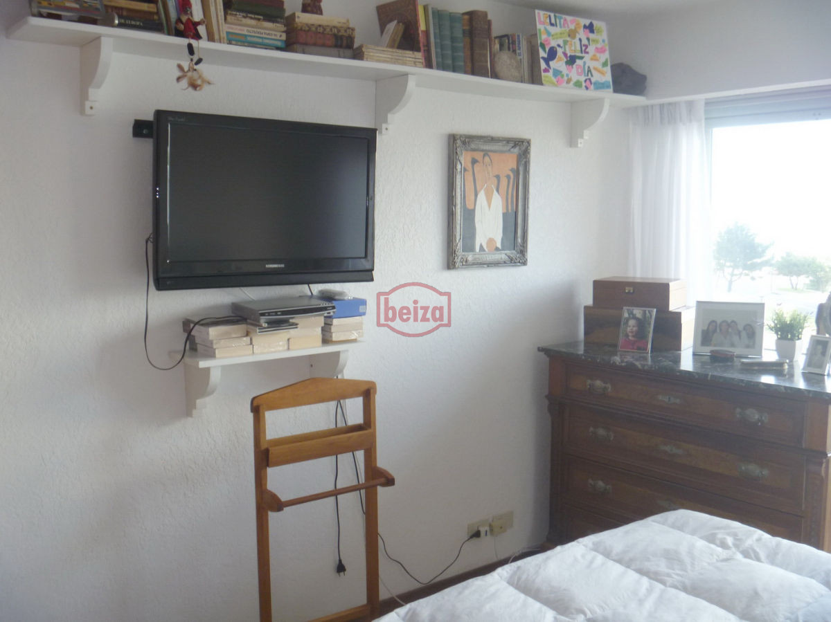 Apartamento ID.162622/EXCELENTE-ENTORNO-Punta-del-Este-cerca-del-shopping- - A pasos de la playa con vista a la bahía - Complejo completo en servicios