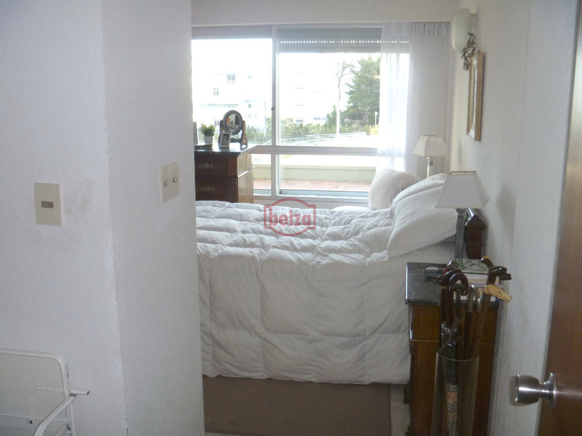 Apartamento ID.162622/EXCELENTE-ENTORNO-Punta-del-Este-cerca-del-shopping- - A pasos de la playa con vista a la bahía - Complejo completo en servicios